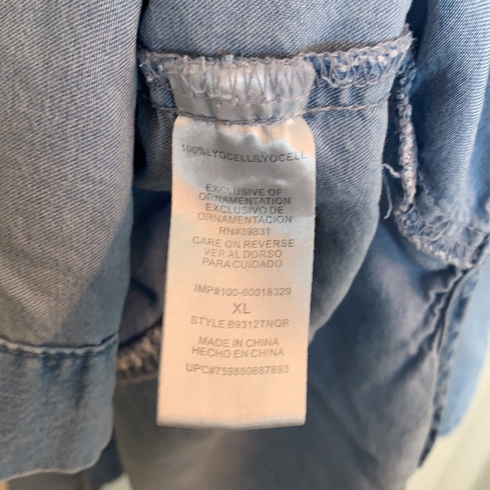 DEMOCRACY | Women’s Chambray Lyocell Top - Picture 12 of 15